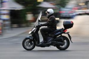 Ridotto il risarcimento del sinistro al motociclista senza casco 