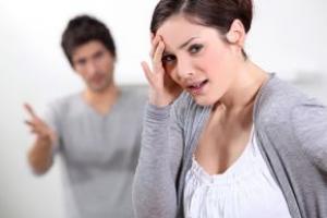 Lo schiaffo dato alla moglie può determinare l’addebito al marito della separazione?